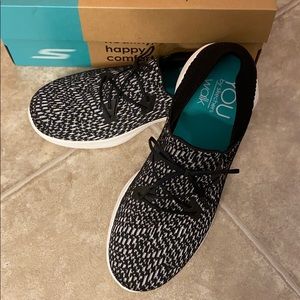 SKECHERS GOWALK YOU SIZE 7.5